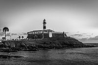 Schwarzweiss-Bild von Farol DA Barra während des Anfangs der Dämmerung in der Stadt von Salvador Bra