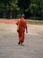 Bhikkhu in traditioneller Kleidung