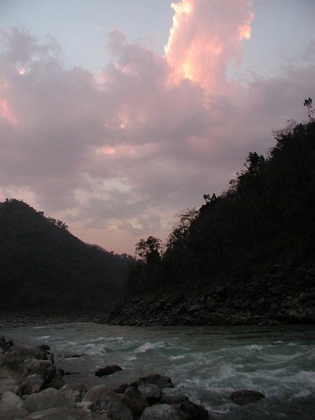 Der Fluss Ganges in Indien bei Sonnenaufgang von Eye on You