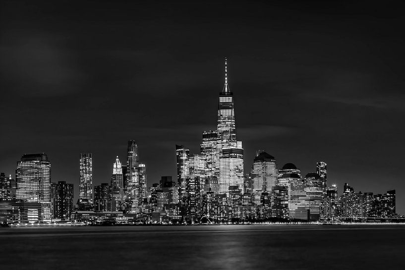 Lower Manhattan Skyline de nuit | Monochrome par Melanie Viola