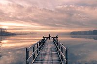 Zwei Fischer auf einem Steg