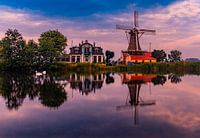 Mühle mit Reflexion im Wasser.