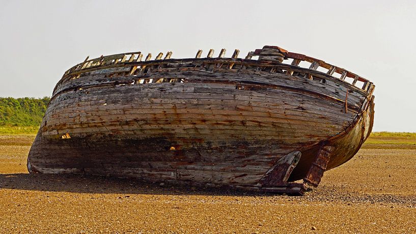 Boat wreck in Dulas Bay by Babetts Bildergalerie