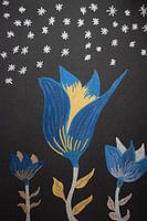 blaue Blumen unter einem Sternenhimmel