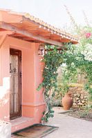 Portugal | Rosa Haus mit Naturbogen in der Algarve | Reisefotografie Fotowandkunst