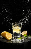 Limonade mit frischen Zitronen auf hölzernem Hintergrund