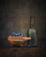 Stilleben mit Flasche und Blaubeeren
