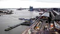 Zicht op Amsterdam Centraal Station en het IJ