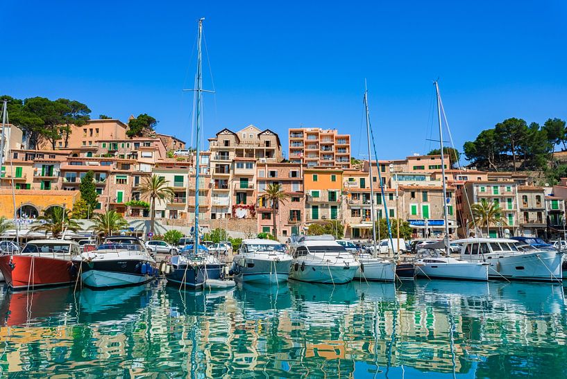 Boote und Yachten im Hafen von Port de Soller auf der Insel Mallorca, Spanien von Alex Winter
