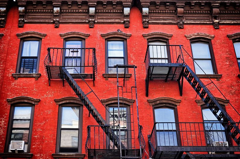 La maison rouge de New York avec Fire Escapes par Marlika Art