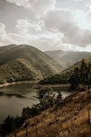 Fluss in der bulgarischen Berglandschaft
