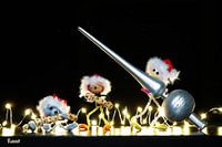 Fubby est dans l'esprit de Noël avec des décorations de Noël.