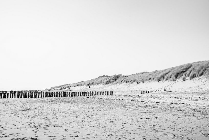 Plage Minimalisme en noir et blanc Paysage par Femke Ketelaar