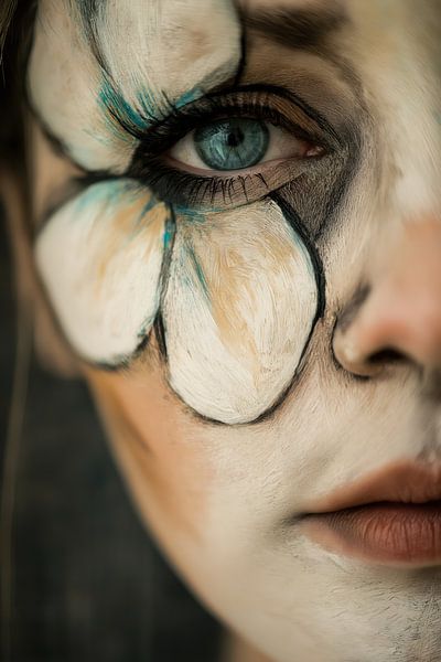 The eye of the flower by Bert Nijholt