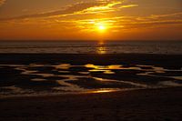 Ondergaande zon op het strand