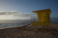 Geel strandhuisje zonsopkomst