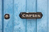 Retro-Tür in Hellblau mit modernem Schlüsselloch und altmodischem Briefkasten