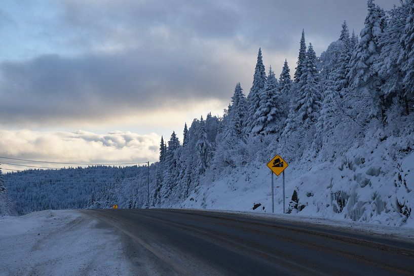 Une route de campagne en hiver par Claude Laprise