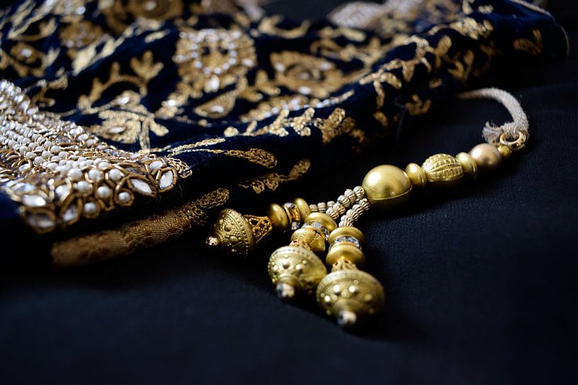 Goud op blauw fluweel  von Abi Waren