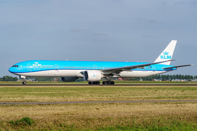 Le Boeing 777-300 de KLM (PH-BVS) part de Polderbaan. par Jaap van den Berg