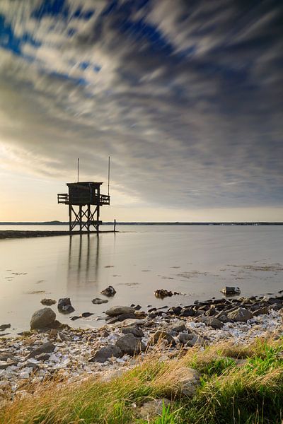 beau coucher de soleil derrière une maison de pêcheur au bord de l'eau à Scharendijke dans la provin par gaps photography