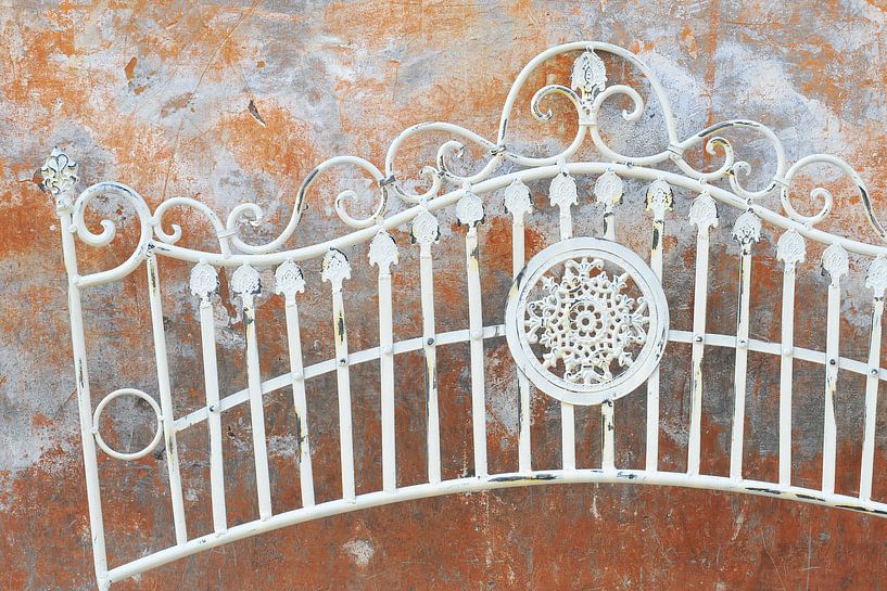 Clôture métallique romantique d'époque contre un mur érodé par les intempéries par Annavee