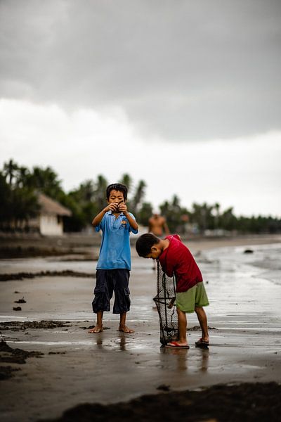 Children in fishing village in the Philippines by Yvette Baur
