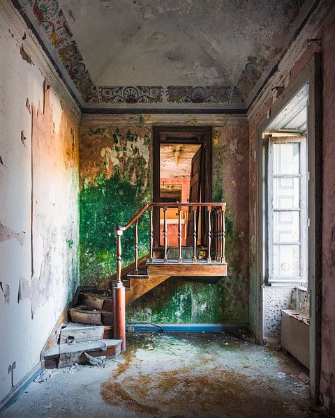 Hölzerne Treppe in verlassener Villa mit Moos. von Roman Robroek – Fotos verlassener Gebäude