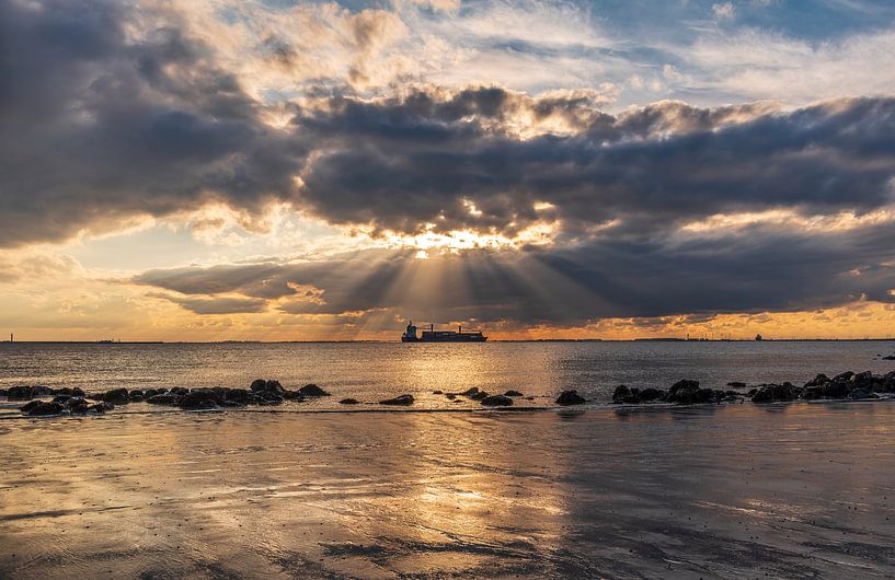 Zwischen Wolken und Wasser von Ria Overbeeke