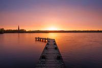 Steg bei Sonnenuntergang