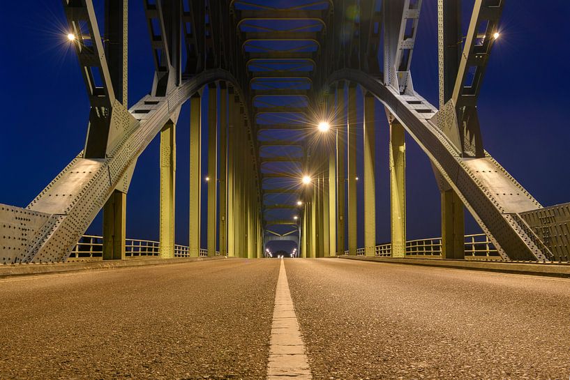 Vieux IJsselbrug sur la rivière IJssel entre Zwolle et Hattem après le coucher du soleil par Sjoerd van der Wal Photographie