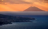 La côte calabraise avec le volcan Stromboli en arrière-plan