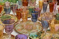 Gekleurde wijnglazen op tafel