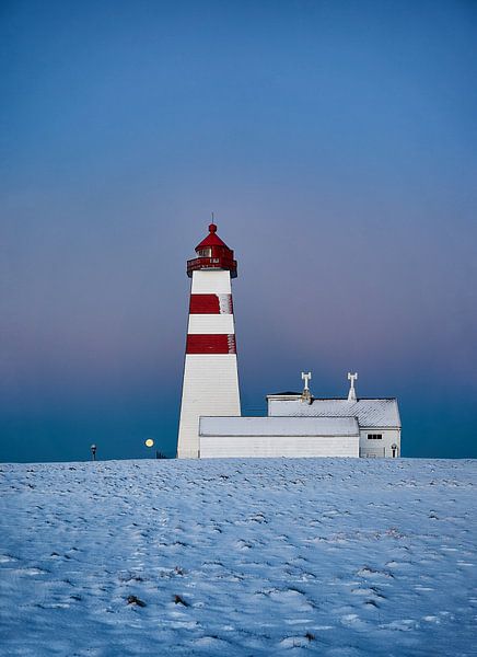 Phare d'Alnes au coucher du soleil en hiver, Godøy, Norvège par qtx