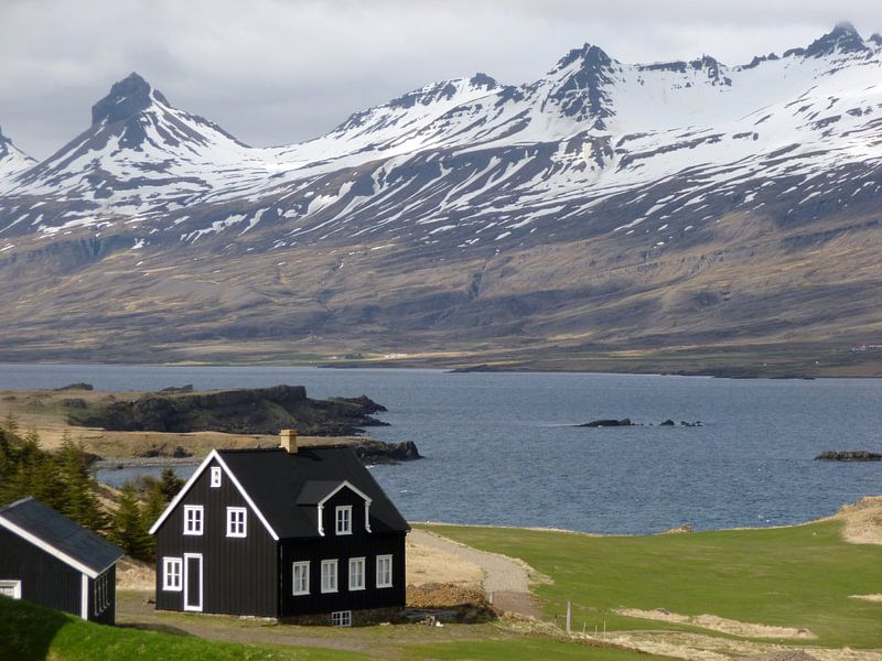 Zwart houten huisje IJsland par Berg Photostore