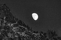 Lune au-dessus d'un paysage enneigé Lofoten Norvège