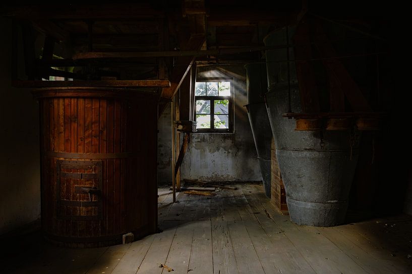 Verlassener Raum mit Maschinen – Einblick in die industrielle Vergangenheit im Lost Place von InfiniteArtLabs