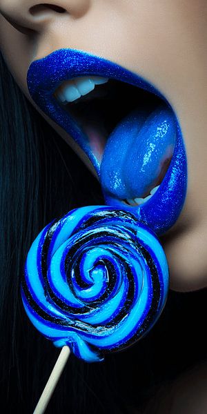 Blauer Lipgloss mit Lolli-Spitze von Karina Brouwer
