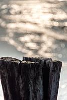 Golfbreker in ondergaande zon