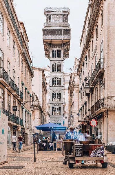 Châtaignes sucrées à l'ascenseur de Santa Justa à Lisbonne par Kirsten - Where She Goes