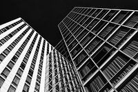 Immeuble de bureaux à Almere en noir et blanc contrasté