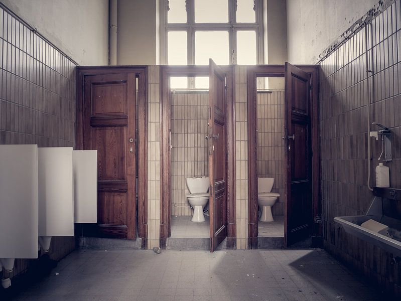 Verlassene Schule, Belgien - Urbex / Verfall / Alt / Graffiti / Street Art / Universität / Toilette  von Art By Dominic
