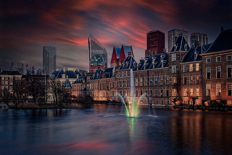 Les bâtiments du Parlement néerlandais et la Mauritshuis sur le Hofvijver à La Haye. par gaps photography