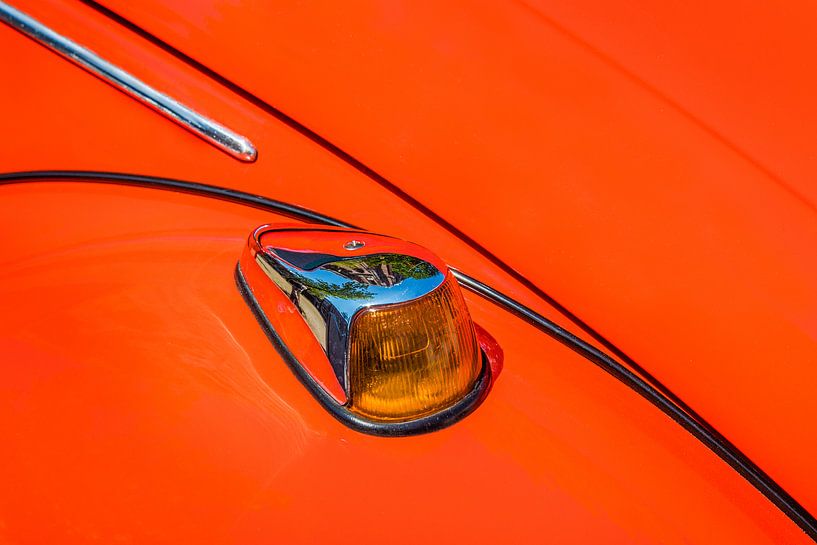 Richting aanwijzer van een rode Volkwagen par Harrie Muis