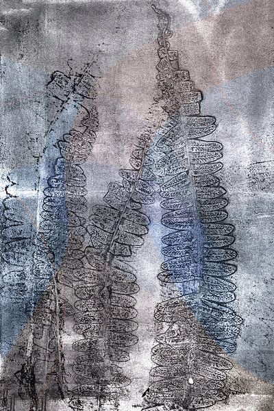 Abstract Botanisch. Varens in taupe, blauw en zwart. van Dina Dankers
