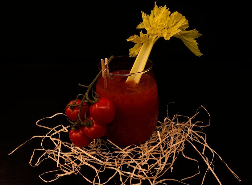 Cocktail de tomates et de gin avec céleri et tomates de vigne par Babetts Bildergalerie
