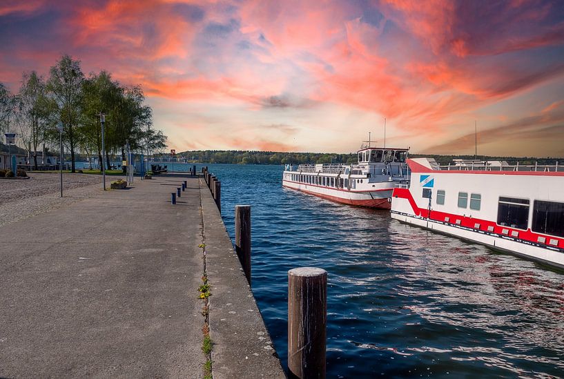 Sonnenuntergang in Röbel am Hafen an der Mecklenburgischen Seenplatte von Animaflora PicsStock
