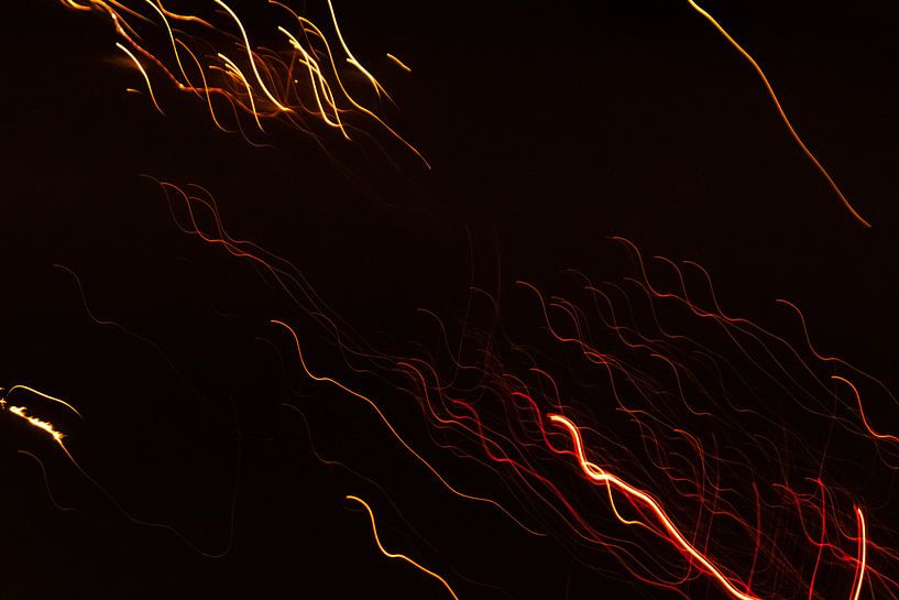 Funkensprühendes Feuerwerk läutet das neue Jahr in der Silvesternacht effektvoll ein von Your Happy Life