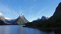 Milford Sound,  fjord de miroir sur l'île du sud de la Nouvelle-Zélande en hiver.