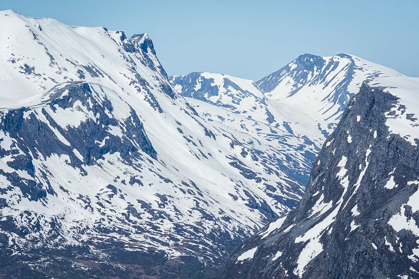 Schneebedeckte Berge am Geirangerfjord, Norwegen von Arja Schrijver Fotografie